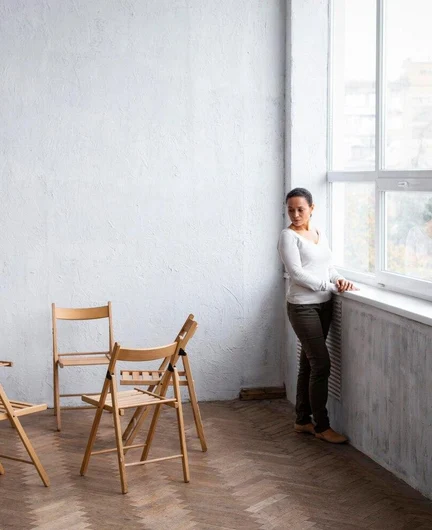 50633f84-6faf-4964-8705-e98f68af026b-sad-woman-windowsill-group-therapy-session-with-empty-chairs_23-2148752078.jpg